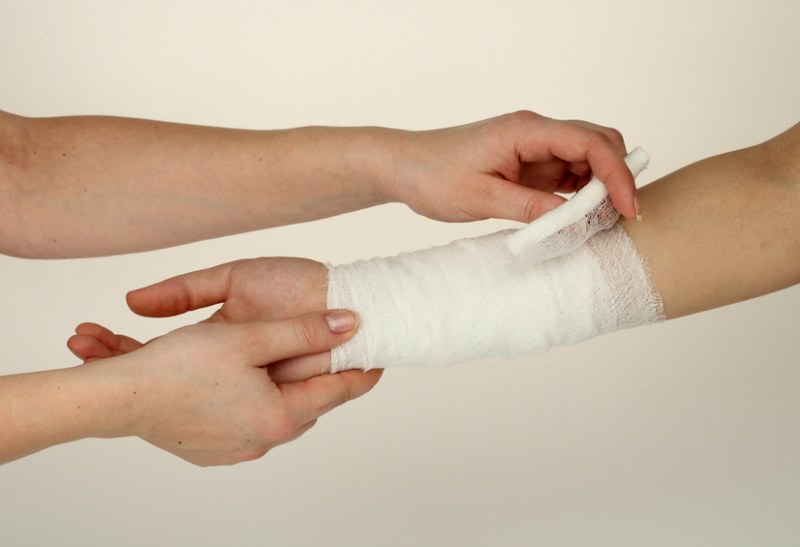 Как забинтовать рану: эффективные методы для первой помощи